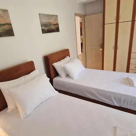 Nicole House איה אפימיה