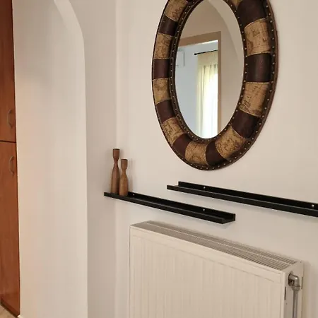 Nicole House איה אפימיה